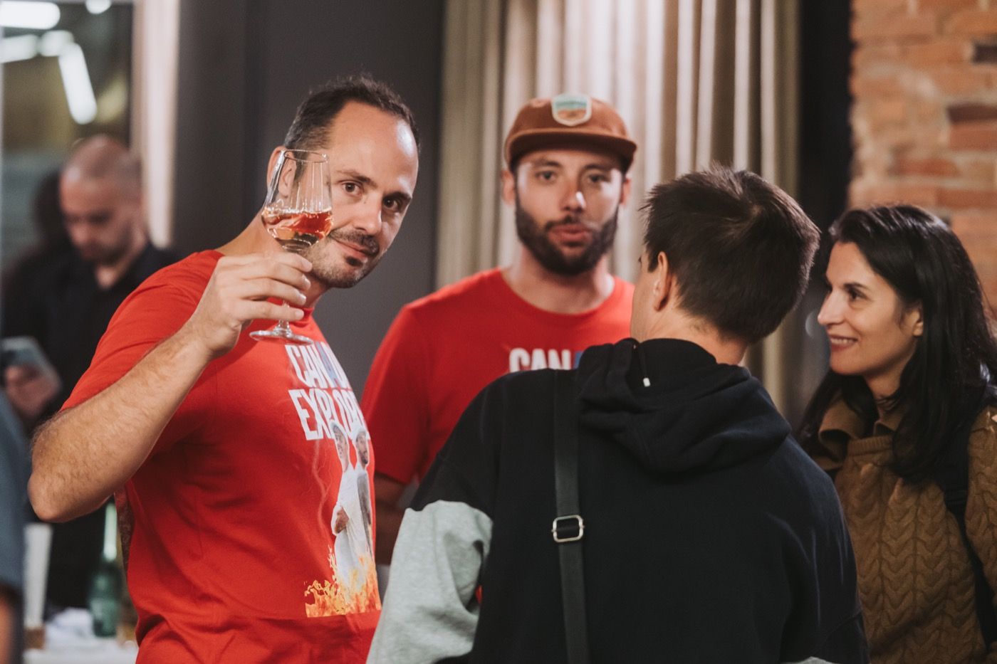 Échanges autour d'un verre pendant l'afterwork